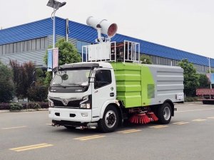 東風多(duō)利卡7.5方掃路車(chē)帶噴霧降塵